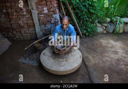 Srinagar, Cachemire sous contrôle indien. 22 août 2020. Un potier fabrique un pot traditionnel de terre au village de Bugroo dans le district de Budgam, à environ 30 km au sud-ouest de la ville de Srinagar, la capitale estivale du Cachemire contrôlé par l'Inde, le 22 août 2020. Crédit : Javed Dar/Xinhua/Alay Live News Banque D'Images