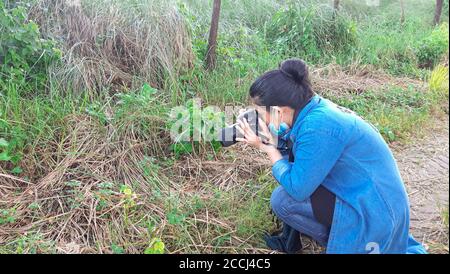 28 juillet 2020, Dhaka, Bangladesh . Fille photographe . Fille prenant des photos avec son appareil photo Canon . Banque D'Images