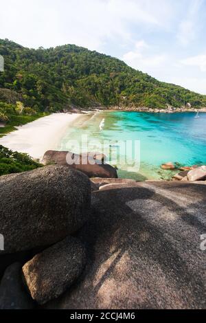 Paysage tranquille des îles Similan le matin d'été, vue de la montagne de pierre, eau de mer turquoise clair, destinations touristiques en Thaïlande. Banque D'Images