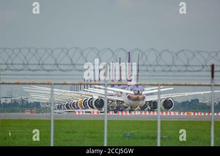 Bangkok, Thaïlande - 23 août 2020 : les avions à corps large appartenant à la compagnie Thai Airways en faillite sont stockés à l'aéroport de Suvarnabhumi pendant le Covid-1 Banque D'Images