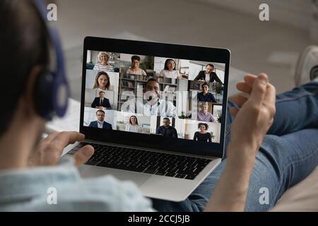 Un employé de sexe masculin a un appel vidéo de groupe avec ses collègues Banque D'Images