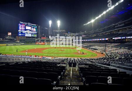Atlanta, États-Unis. 22 août 2020 : les Phillies de Philadelphie rivalisent contre les Braves d'Atlanta quand la pluie tombe pendant le septième repas d'un match de MLB au Truist Park à Atlanta, GA. Austin McAfee/CSM Credit: CAL Sport Media/Alay Live News Banque D'Images