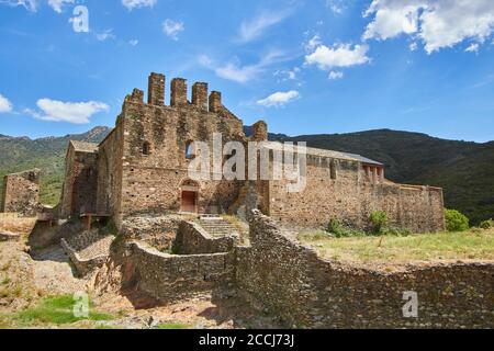 Sant Quirze de Colera est un monastère bénédictin de Rabos, en Catalogne, en Espagne. Banque D'Images