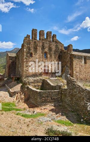 Sant Quirze de Colera est un monastère bénédictin de Rabos, en Catalogne, en Espagne. Banque D'Images