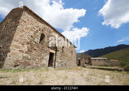 Sant Quirze de Colera est un monastère bénédictin de Rabos, en Catalogne, en Espagne. Banque D'Images