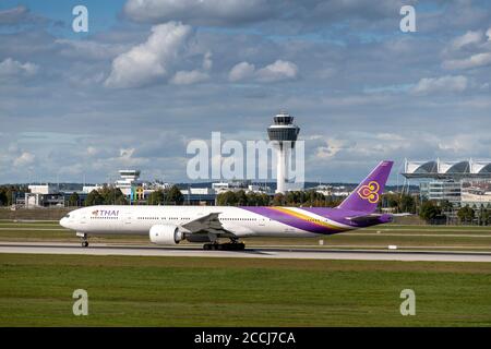 Munich, Allemagne - octobre 01. 2019 : Thai Airways International Boeing 777-3D7 avec l'immatriculation de l'avion HS-TKU commence sur la runwa sud Banque D'Images