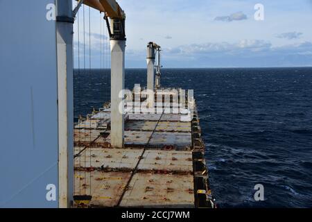 Vue depuis le pont du navire-conteneur de cargaison vide près du détroit de Gibraltar sur une mer agitée au printemps pendant la journée ensoleillée. Banque D'Images