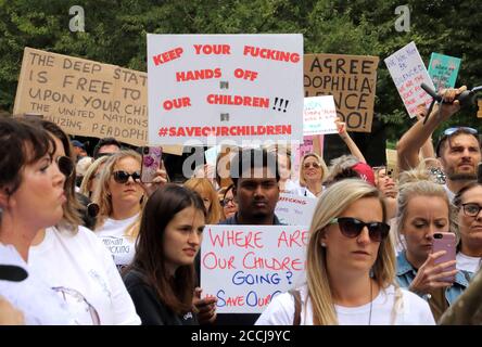 Londres, Royaume-Uni. 22 août 2020. Les manifestants tiennent des pancartes pendant la manifestation.Save Our Children Protestent contre le trafic d'enfants. Un certain nombre de rassemblements et de manifestations ont lieu le même jour dans le monde entier, des manifestants ont défilé du London Eye à Westminster. Crédit : SOPA Images Limited/Alamy Live News Banque D'Images