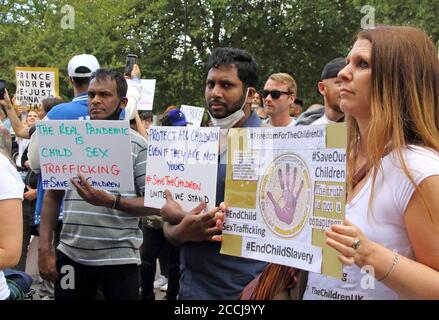 Londres, Royaume-Uni. 22 août 2020. Les manifestants tiennent des pancartes pendant la manifestation.Save Our Children Protestent contre le trafic d'enfants. Un certain nombre de rassemblements et de manifestations ont lieu le même jour dans le monde entier, des manifestants ont défilé du London Eye à Westminster. Crédit : SOPA Images Limited/Alamy Live News Banque D'Images