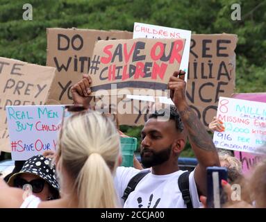 Londres, Royaume-Uni. 22 août 2020. Les manifestants tiennent des pancartes pendant la manifestation.Save Our Children Protestent contre le trafic d'enfants. Un certain nombre de rassemblements et de manifestations ont lieu le même jour dans le monde entier, des manifestants ont défilé du London Eye à Westminster. Crédit : SOPA Images Limited/Alamy Live News Banque D'Images