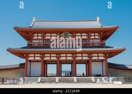 Nara, Japon - la porte de Suzaku au site du Palais de Nara (Heijo-kyo) à Nara, Japon. Il fait partie du site du patrimoine mondial de l'UNESCO. Banque D'Images