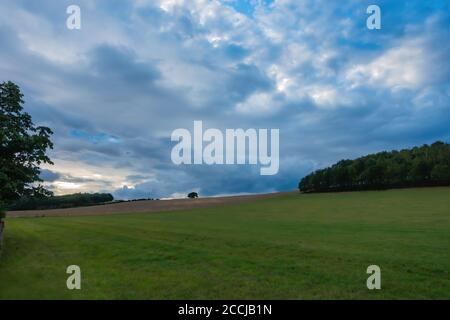Ciel nocturne spectaculaire sur le champ de la ferme dans le Nottinghamshire Banque D'Images