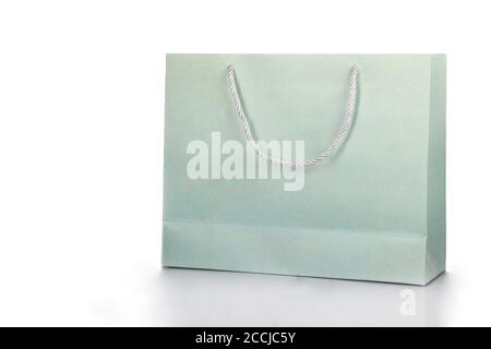 Sac en papier vert pastel ordinaire. Sacs en papier pour produits ou marchandises Banque D'Images