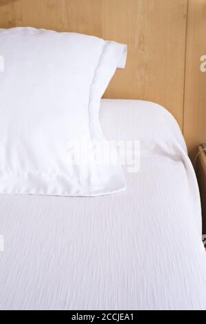 Oreillers avec couvertures blanches sur le lit king size de l'hôtel de luxe. Personne Banque D'Images