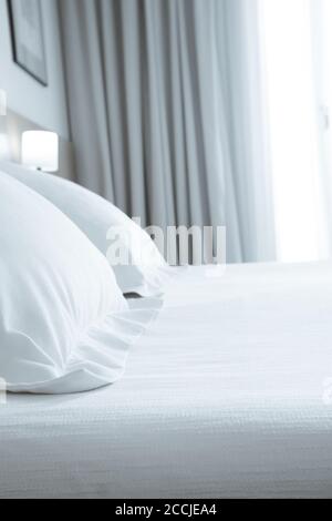 Oreillers avec couvertures blanches sur le lit king size de l'hôtel de luxe. Personne Banque D'Images