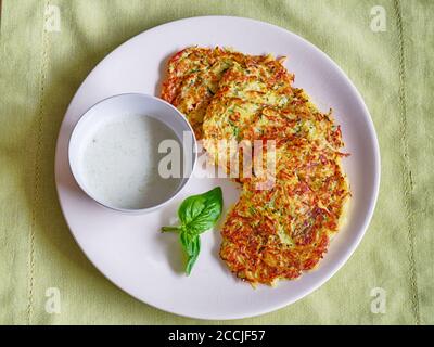 Courgettes et crêpes aux pommes de terre avec sauce au yaourt Banque D'Images