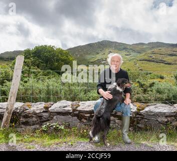 Healy Pass, Cork, Irlande. 22 août 2020. L'agriculteur Pat Darcy avec son chien Brandy d'Urhan, faites une courte pause sur le bord de la route après avoir vérifié ses moutons sur le col Healy, Co. Cork, Irlande. - crédit; David Creedon / Alamy Live News Banque D'Images