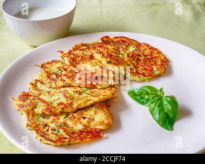 Courgettes et crêpes aux pommes de terre avec sauce au yaourt Banque D'Images