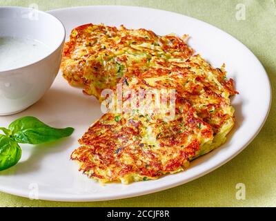 Courgettes et crêpes aux pommes de terre avec sauce au yaourt Banque D'Images