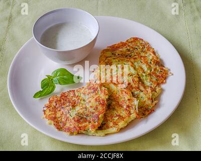 Courgettes et crêpes aux pommes de terre avec sauce au yaourt Banque D'Images