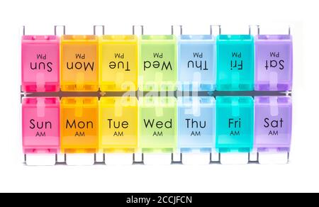 Distributeur de pilules quotidien coloré sur fond blanc Banque D'Images