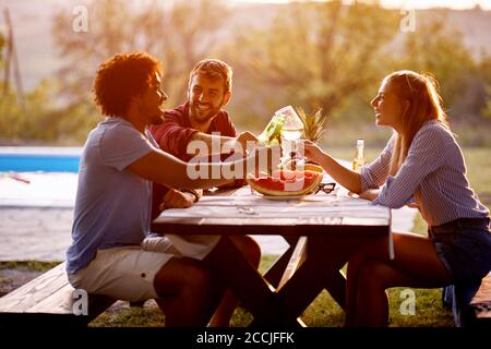 Passez du temps amusant avec des amis heureux et buvez au dîner. Banque D'Images