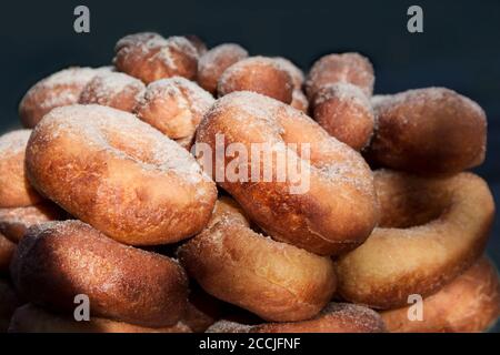 Beignet frite avec sucre en poudre, fond Banque D'Images