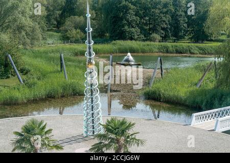 Berlin, Allemagne - 30 juillet 2020 : cadran solaire et lac à Britzer Garten Banque D'Images