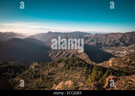 Vue panoramique sur un coucher de soleil sur la Roque Nublo à Gran Canaria, Espagne. Tenerife est visible en arrière-plan. Banque D'Images