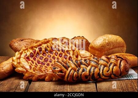 Concept de boulangerie. Assortiment de pain sur une table rustique en bois. Pain divers. Prise de vue en studio. Encore la vie. Banque D'Images