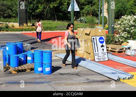 Grèce, Athènes, juin 16 2020 - signalisation routière empilée, plancher piétonnier en construction. Banque D'Images