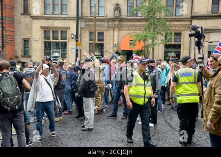 Les manifestants de droite, pris en signe de protestation, à Nottingham Banque D'Images
