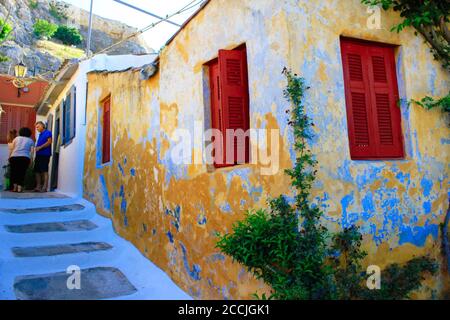 Grèce, Athènes, juin 16 2020 - rue pittoresque avec ancienne maison à Anafiotika, l'un des plus anciens quartiers d'Athènes, situé dans le quartier de Plaka. Banque D'Images