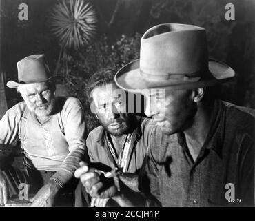 WALTER HUSTON HUMPHREY BOGART et BRUCE BENNETT dans LE TRÉSOR DE LA SIERRA MADRE 1948 réalisateur / scénario JOHN HUSTON roman B. Traven Warner Bros. Banque D'Images