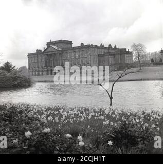 Années 1950, vue historique de cette époque à travers le lac de la maison de maître à Lyme Park, Disley, Stockport, dans le parc national de Peak District, Angleterre, Royaume-Uni. Le domaine a été donné à Sir Thmas Danyers en 1346, puis aux Leghs de Lyme en 1388, qui sont restés propriétaires jusqu'à ce qu'il ait été donné à la Fiducie nationale en 1946. Banque D'Images