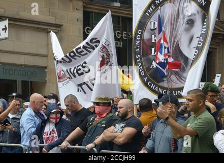 Des manifestants anti-pédophiles de droite avec des bannières, à Nottingham. Banque D'Images