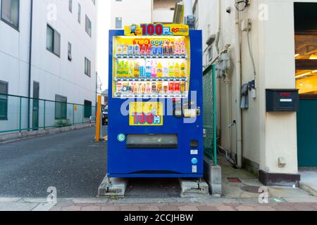 Osaka, JAPON - VERS juin 2017 : distributeurs automatiques de différentes sociétés à Osaka. Le Japon a le plus grand nombre de distributeurs automatiques par habitant dans le monde Banque D'Images