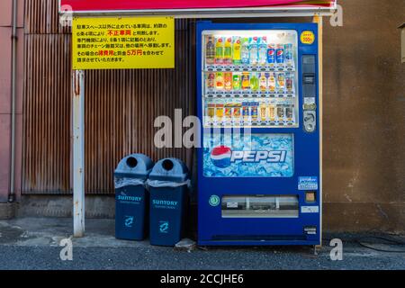 Osaka, JAPON - VERS juin 2017 : distributeurs automatiques de différentes sociétés à Osaka. Le Japon a le plus grand nombre de distributeurs automatiques par habitant dans le monde Banque D'Images