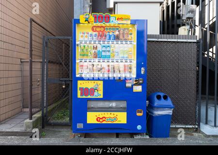 Osaka, JAPON - VERS juin 2017 : distributeurs automatiques de différentes sociétés à Osaka. Le Japon a le plus grand nombre de distributeurs automatiques par habitant dans le monde Banque D'Images