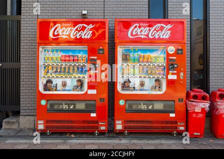 Osaka, JAPON - VERS juin 2017 : distributeurs automatiques de différentes sociétés à Osaka. Le Japon a le plus grand nombre de distributeurs automatiques par habitant dans le monde Banque D'Images