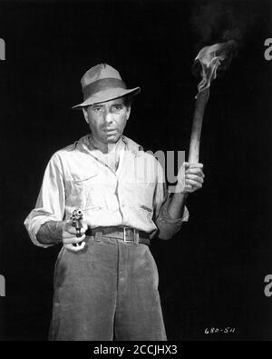 HUMPHREY BOGART Publicité Portrait avec flambeau au TRÉSOR DE LA SIERRA MADRE 1948 réalisateur / scénario JOHN HUSTON roman B. Traven Warner Bros. Banque D'Images