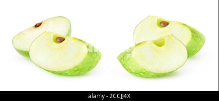 Tranches de pomme isolées. Deux morceaux de fruit de pomme verte isolés sur fond blanc Banque D'Images