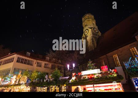 Marché de Noël sur l'église Evangelische Stiftskirche à Stuttgart, en Allemagne Banque D'Images