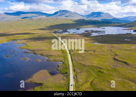 Vue aérienne de la route A82 traversant Rannoch Moor en été avec Loch Ba sur la gauche, Écosse, Royaume-Uni Banque D'Images