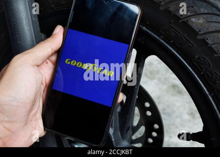 Jakarta, Indonésie. 23 août 2020. Dans cette illustration, un logo Goodyear est visible sur un smartphone, à Jakarta, Indonésie, le 23 août 2020. Le président Donald Trump a officiellement boycotté le fabricant de pneus Goodyear, après la photo de la présentation diffusée dans l'un de ces points, selon laquelle tous les employés de Goodyear n'étaient pas autorisés à utiliser la MAGA (Rendre l'Amérique à nouveau grande) attribut dans l'environnement de travail. (Photo par Adriana Adinandra/INA photo Agency/Sipa USA) crédit: SIPA USA/Alay Live News Banque D'Images