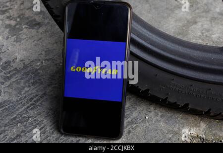 Jakarta, Indonésie. 23 août 2020. Dans cette illustration, un logo Goodyear est visible sur un smartphone, à Jakarta, Indonésie, le 23 août 2020. Le président Donald Trump a officiellement boycotté le fabricant de pneus Goodyear, après la photo de la présentation diffusée dans l'un de ces points, selon laquelle tous les employés de Goodyear n'étaient pas autorisés à utiliser la MAGA (Rendre l'Amérique à nouveau grande) attribut dans l'environnement de travail. (Photo par Adriana Adinandra/INA photo Agency/Sipa USA) crédit: SIPA USA/Alay Live News Banque D'Images