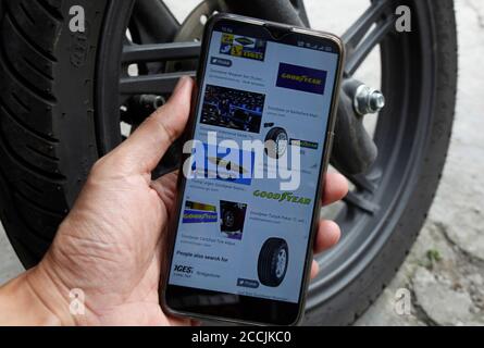 Jakarta, Indonésie. 23 août 2020. Dans cette illustration, un logo Goodyear est visible sur un smartphone, à Jakarta, Indonésie, le 23 août 2020. Le président Donald Trump a officiellement boycotté le fabricant de pneus Goodyear, après la photo de la présentation diffusée dans l'un de ces points, selon laquelle tous les employés de Goodyear n'étaient pas autorisés à utiliser la MAGA (Rendre l'Amérique à nouveau grande) attribut dans l'environnement de travail. (Photo par Adriana Adinandra/INA photo Agency/Sipa USA) crédit: SIPA USA/Alay Live News Banque D'Images