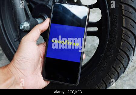 Jakarta, Indonésie. 23 août 2020. Dans cette illustration, un logo Goodyear est visible sur un smartphone, à Jakarta, Indonésie, le 23 août 2020. Le président Donald Trump a officiellement boycotté le fabricant de pneus Goodyear, après la photo de la présentation diffusée dans l'un de ces points, selon laquelle tous les employés de Goodyear n'étaient pas autorisés à utiliser la MAGA (Rendre l'Amérique à nouveau grande) attribut dans l'environnement de travail. (Photo par Adriana Adinandra/INA photo Agency/Sipa USA) crédit: SIPA USA/Alay Live News Banque D'Images