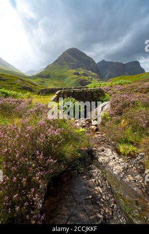 Vue depuis le pont sur l'ancienne route militaire de Beinn Fhada, une partie de Bidean Nam bian également connue sous le nom de Three Sisters of Glencoe, région des Highlands, Écosse, U Banque D'Images
