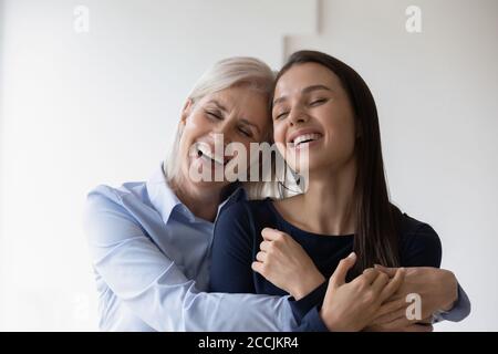 Une mère mûre et une fille adulte qui rient avec joie Banque D'Images